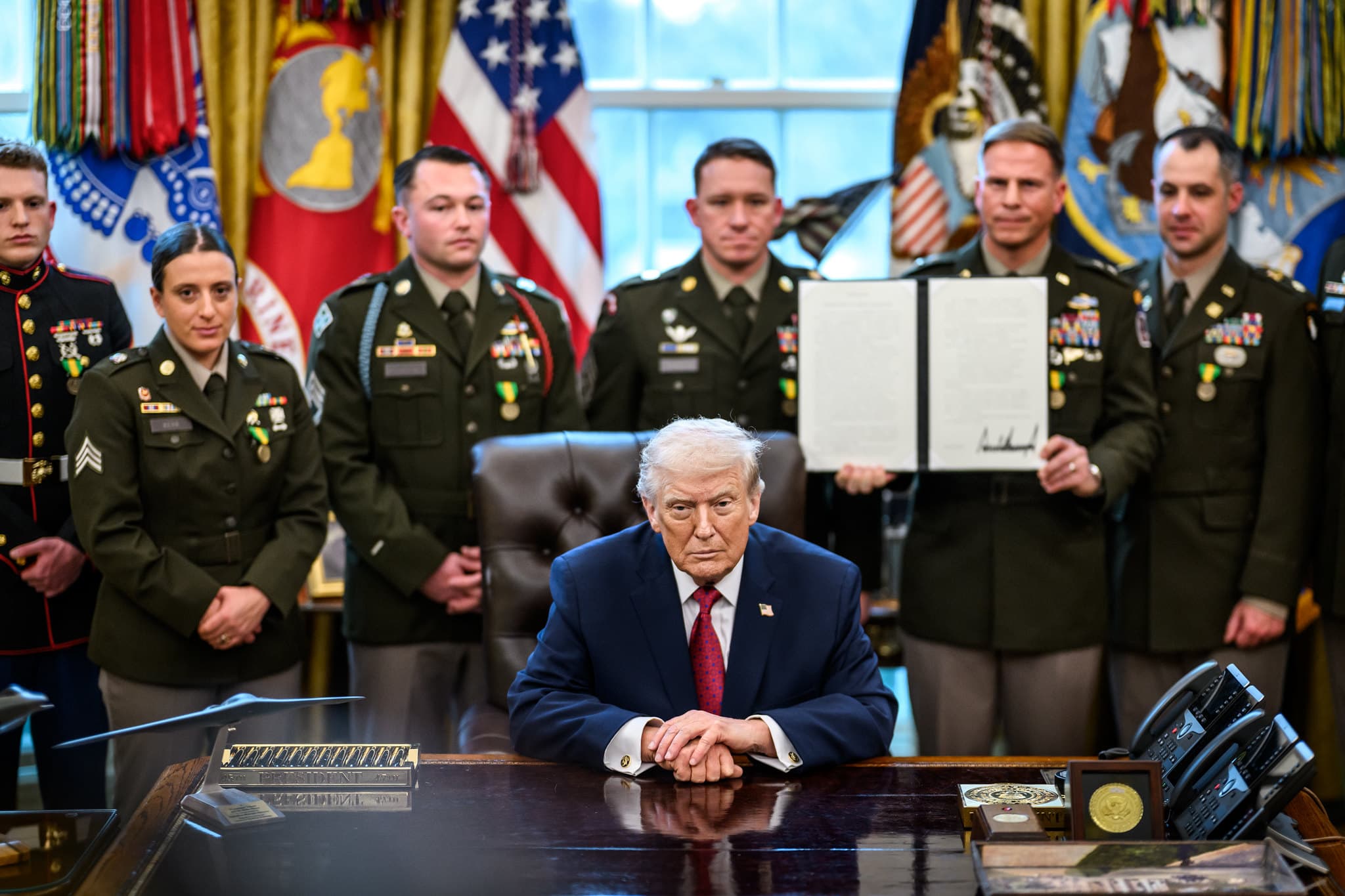 President Donald J. Trump in the Oval Office presenting the Mexican Border Defense Medal to U.S. servicemembers.